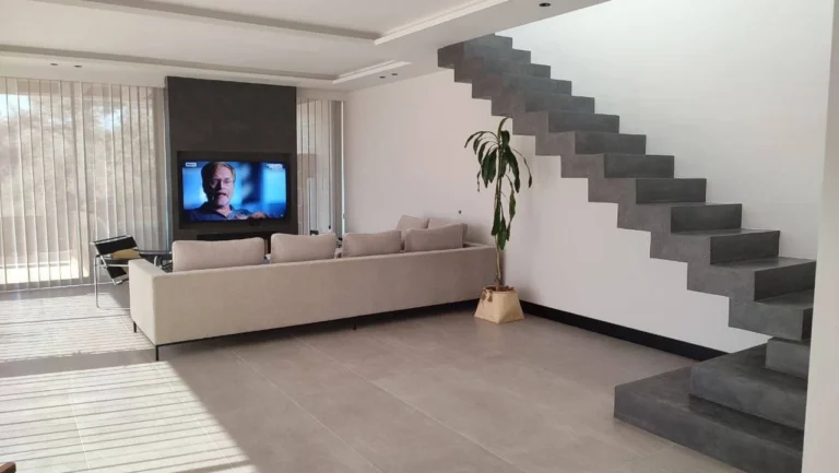 Salón escalera TV